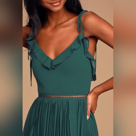 lulu's pleated midi dress v-neckline size S color emerald green - Picture 3 of 16